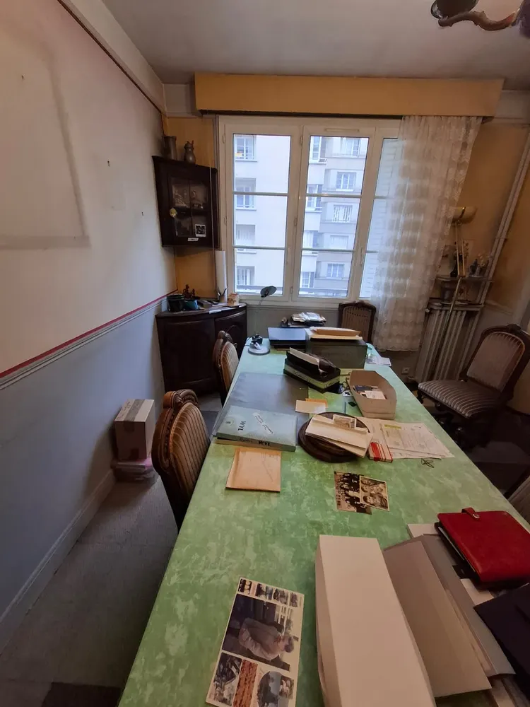 Séjour encombré photographié avant une intervention UULKK