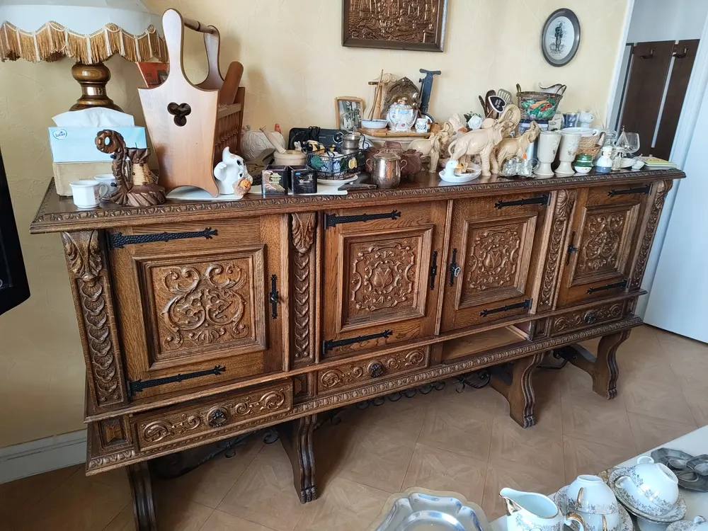 Buffet ancien sculpté estimé lors d'un débarras avec rachat